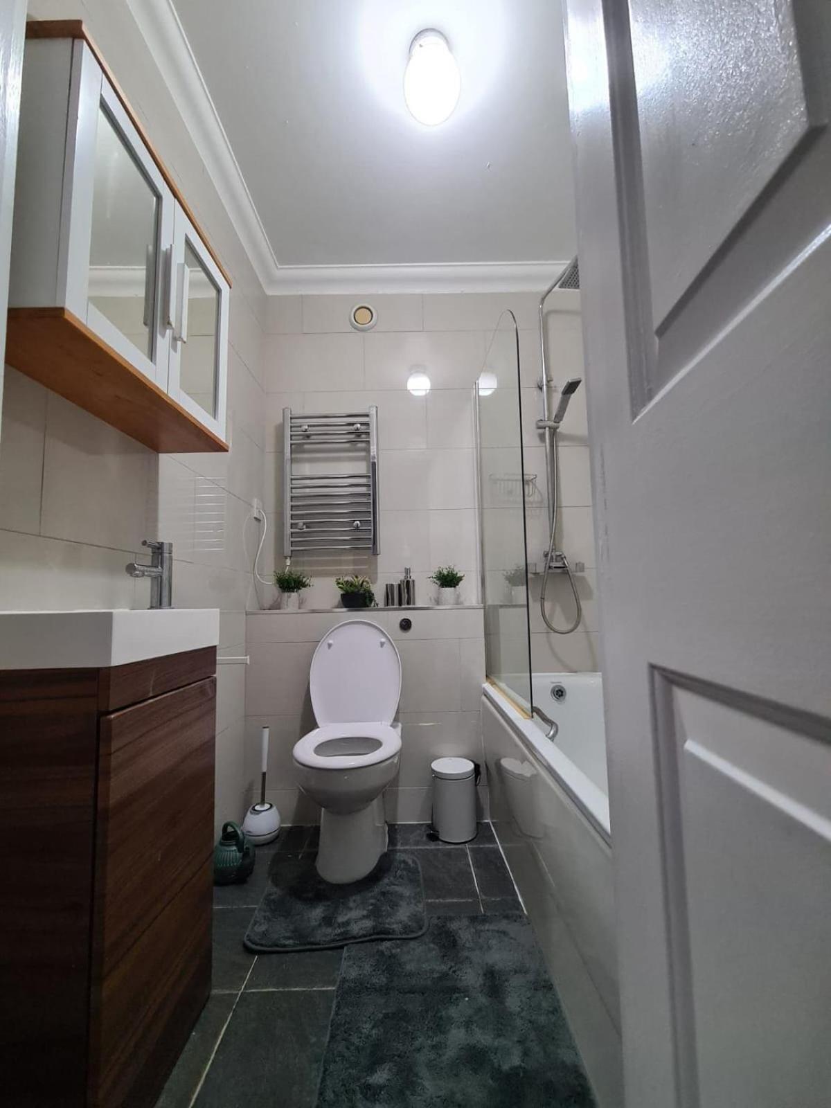 Luxurious 3 Bed Flat In Kilburn Apartment *